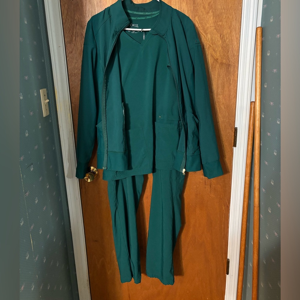 Cherokee Iflex women’s hunter Green Scrub Set size L/XL